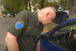 У Тернополі водій протаранив військових під час перевірки документів. Фото: YouTube