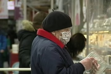 Эксперты рассказали, как не заразиться коронавирусом через упаковки. Фото: скриншот YouTube