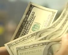 Свыше 300 миллионов долларов: Нацбанк активно скупает валюту. Фото: скриншот YouTube