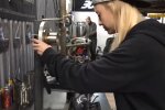 Сварщица. Фото: скриншот YouTube-видео
