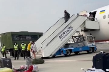 В аэропорту Киева "застряли" эвакуированные, отказывающиеся от обсервации. Фото: скриншот YouTube