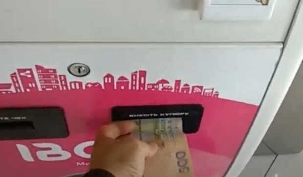 В Украине могут исчезнуть платежные терминалы. Фото: скриншот YouTube