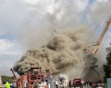 Началось: В Киеве горит военный завод Порошенко