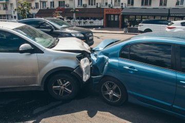 Volkswagen на бешеной скорости влетел в ряд авто прямо на светофоре: есть пострадавшие (фото)