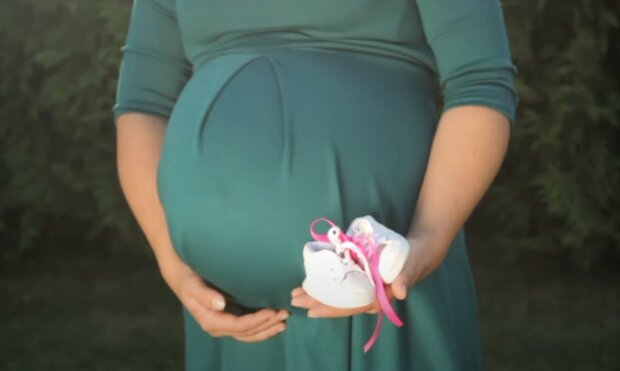 Пособия по беременности в Украине. Фото: YouTube, скрин