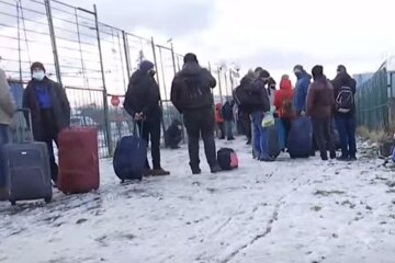 Люди на границе с Польшей. Фото: скриншот YouTube-видео