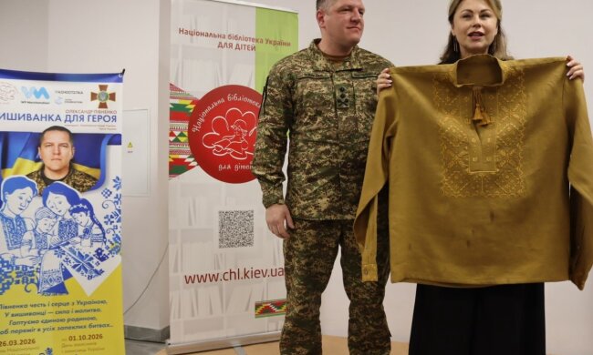Броней отныне назвал сорочку Александр Пивненко: командующий НГУ получил уникальный подарок