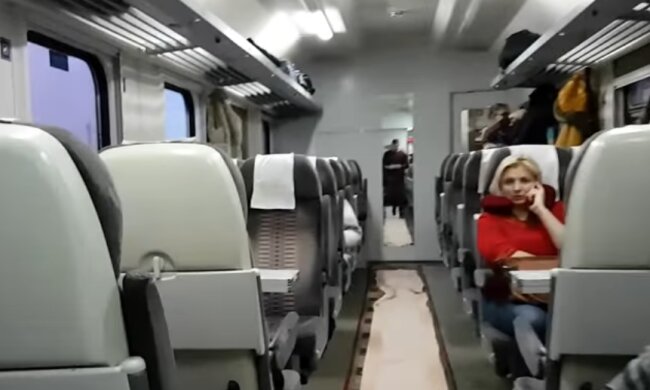 Пассажиры могут покупать билеты на дополнительный поезд. Фото: скриншот YouTube-видео