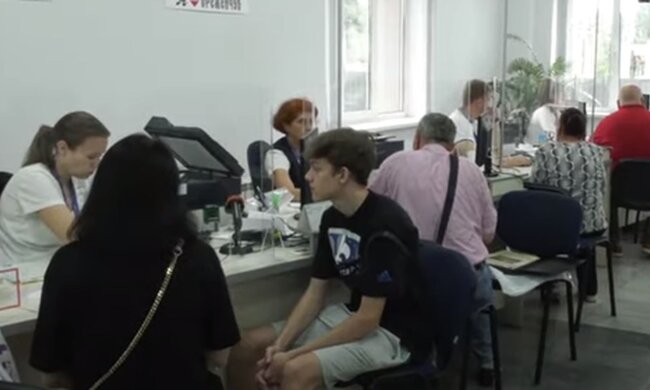 Надання послуг українцям. Фото: скріншот YouTube-відео