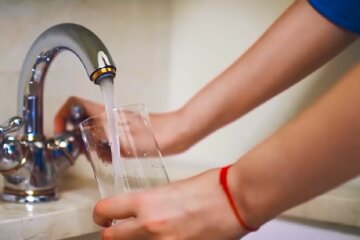 Вода з крану. Фото: YouTube