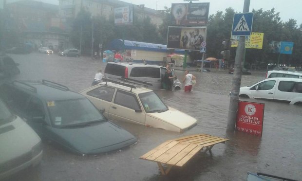 Ивано-Франковскую область затопило: целые дворы смело водой