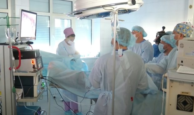 В Украине снимут карантинные ограничения на хирургические операции. Фото: скриншот YouTube