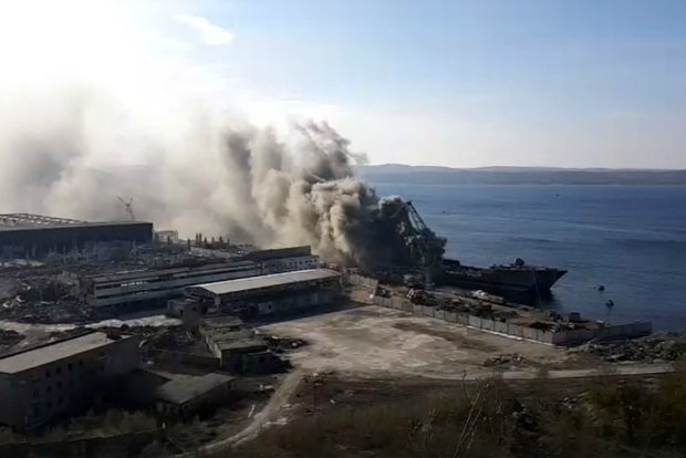 Мощнейший пожар на российском эсминце: первое видео