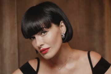 Даша Астафьева оделась под ретро и прошлась по Киеву: соблазнительные кадры уже в Сети