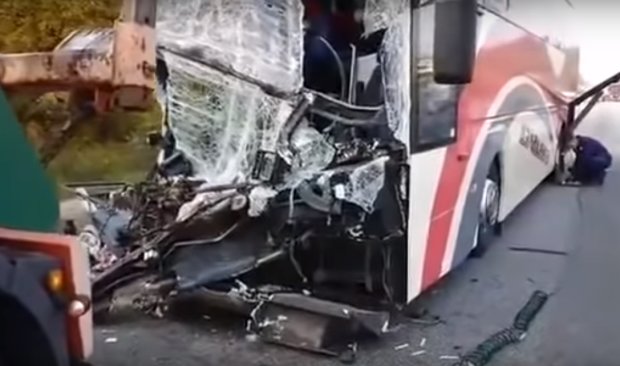 Авария с автобусом "Дизель шоу", скриншот YouTube