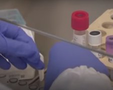 Тест на коронавирус. Фото: скриншот YouTube