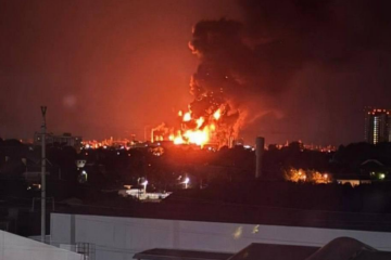 Дрони купно вдарили по росії: горять одразу два величезні НПЗ, дим до самого неба