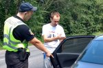 Вместо документов наехал полицейскому на ногу: подробности инцидента с водителем иномарки