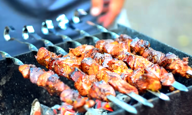 Сколько стоит пожарить шашлык в апреле. Фото: YouTube