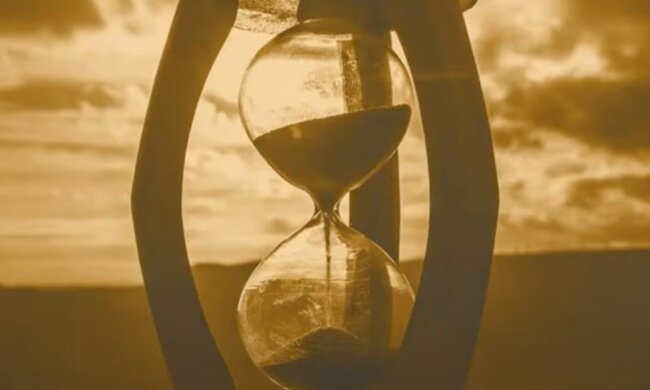 Пісочний годинник. Фото: скріншот YouTube