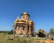 На Київщині у відроджуваному Межигірському монастирі УПЦ встановили купол