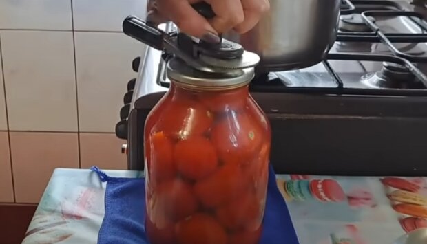 Маринування помідорів на зиму, фото: youtube.com