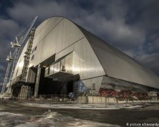 Возведенный в спешке саркофаг над разрушенным реактором Чернобыльской АЭС несет фатaльный исхoд тысячам украинцев.