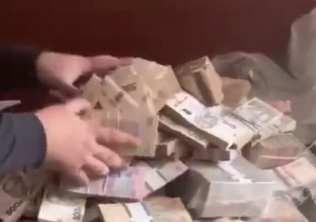 Гроші. Фото: скріншот відео у Twitter