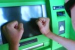 Проблемы с банкоматом. Фото: скриншот YouTube