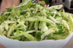 Салат з капусти. Фото: youtube.com/