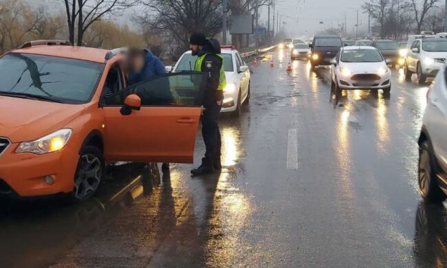 Остановка автомобиля на дороге. Фото: Нацполиция