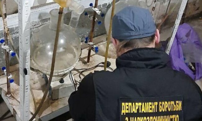 Виготовляли 60 кг «дурі» на місяць: під Черніговом накрили нарколабораторію