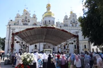 Возле Киево-Печерской Лавры собралась толпа верующих. Фото: скриншот YouTube