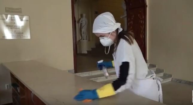 Дезинфекция общежития . Фото: скриншот YouTube.