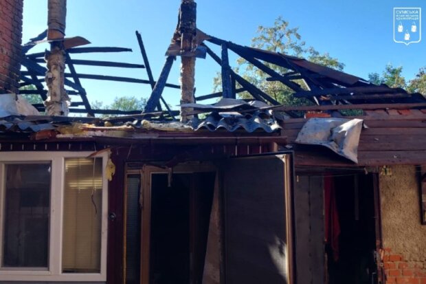 Рятувальники локалізують пожежу після влучання дрона в житловий будинок у Сумах