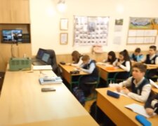Школьники на учебе. Фото: YouTube, скрин