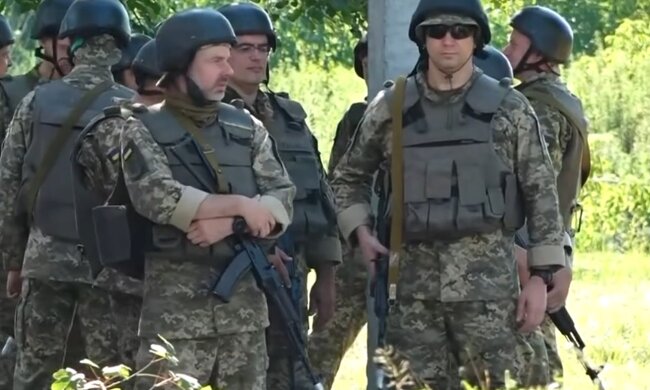 Військовослужбовці. Фото: скріншот YouTube-відео