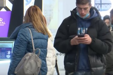 В заведения без смартфона не пустят. Фото: скриншот YouTube-видео