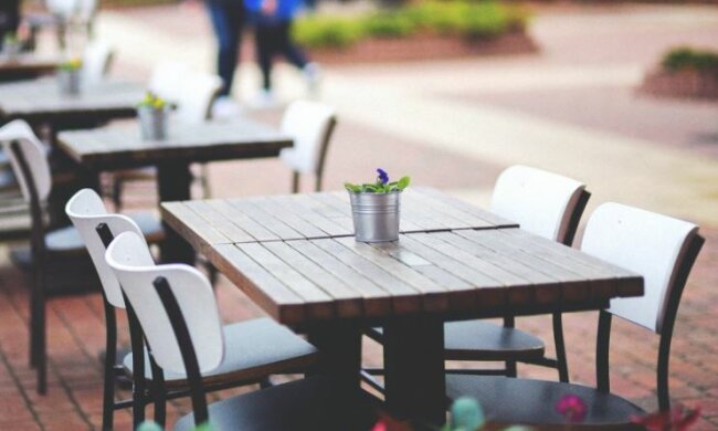 Магазины, автозаправки и кафе: где в Киеве нарушают карантин больше всего