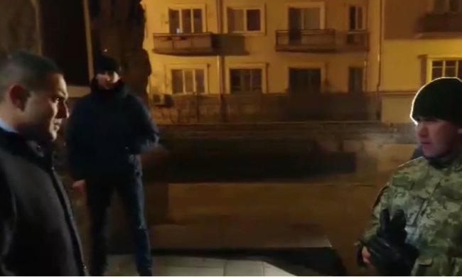 Охрана не пустила в ОП. Фото: скриншот видео