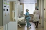 Медики увольняются, пациентов выписывают. В больницах Киева хаос: "Тяжелых завезли"
