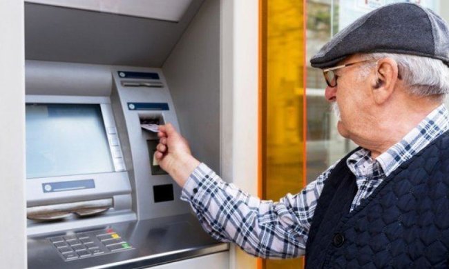 Пенсионер, банкомат. Фото: Media.az