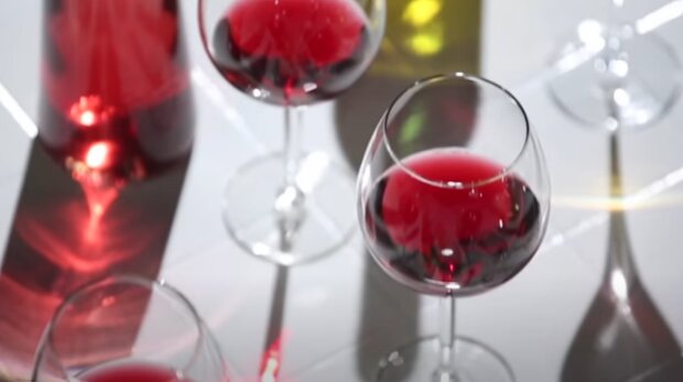 Красное вино. Фото: скриншот YouTube