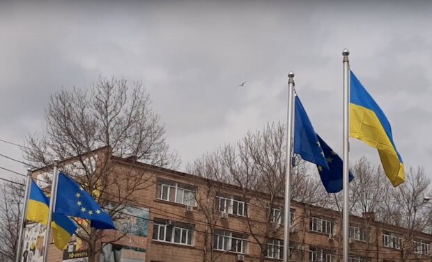 Флаг Украины и Флаг ЕС. Фото: YouTube, скрин