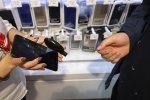 Продажа смартфона, фото: iz.ru