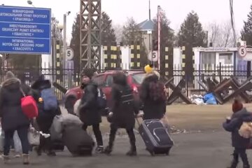 Українці на кордоні. Фото: скріншот YouTube-відео