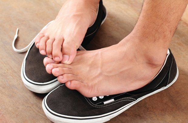 Стыдно снять обувь в гостях: как избавиться от неприятного запаха ног