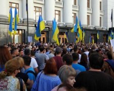 Под Офисом президента Украины проходит акция протеста. Порошенко мстит?