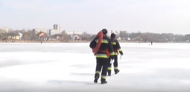 В Харьковской области дети провалились под лед, фото: Скриншот YouTube