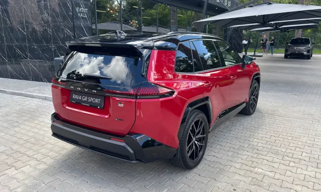 Toyota RAV4 2026 на презентації в Україні